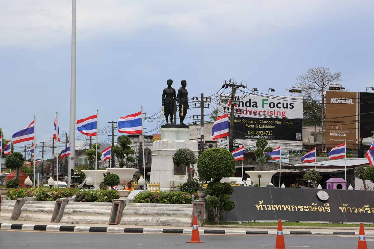 two heroines monument