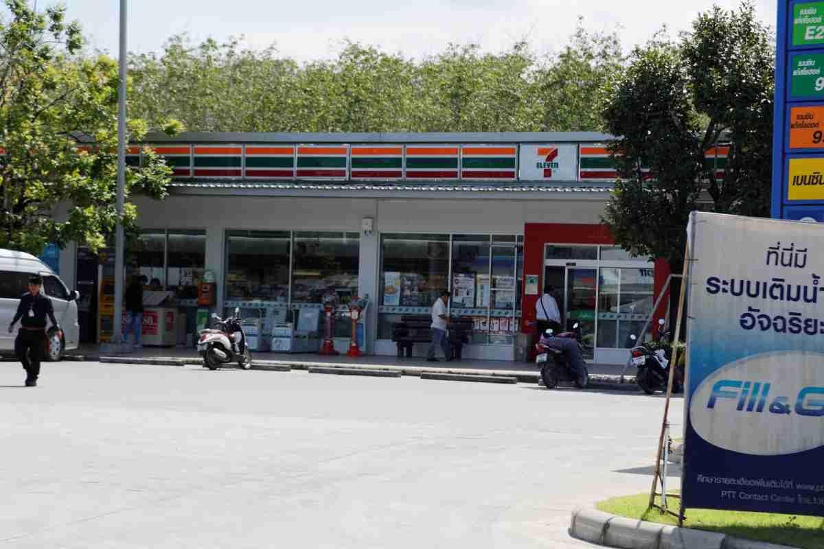 Seven Eleven PTT Thalang