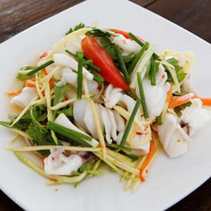 Thailändischer Salat mit Tintenfisch